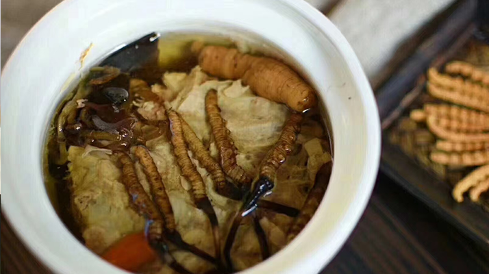 鮮香滋補！鮮冬蟲夏草燉雞湯的美味做法